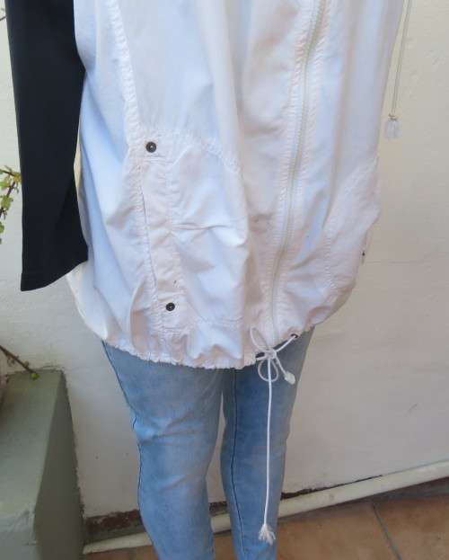Sporty white sleeveless hooded top in 100% cotton with 4 front pockets.By PENNY C size 46/22.As new