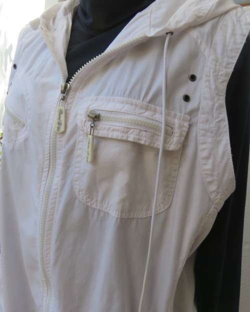 Sporty white sleeveless hooded top in 100% cotton with 4 front pockets.By PENNY C size 46/22.As new
