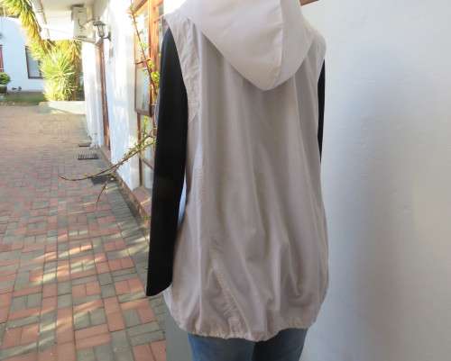 Sporty white sleeveless hooded top in 100% cotton with 4 front pockets.By PENNY C size 46/22.As new