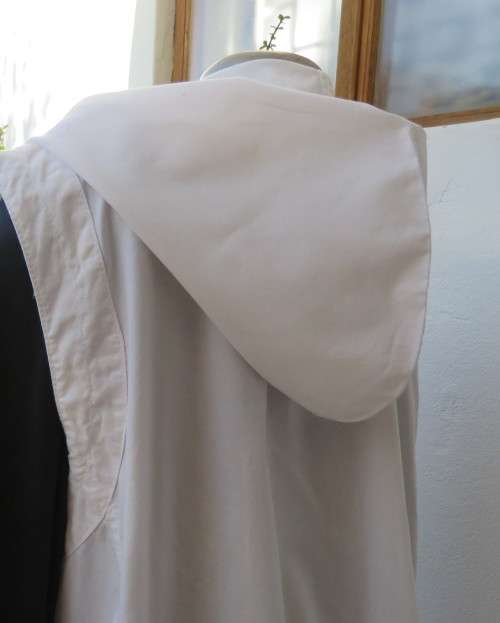 Sporty white sleeveless hooded top in 100% cotton with 4 front pockets.By PENNY C size 46/22.As new