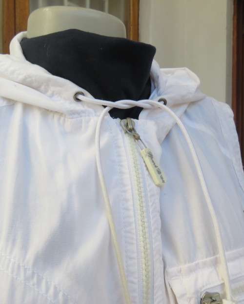 Sporty white sleeveless hooded top in 100% cotton with 4 front pockets.By PENNY C size 46/22.As new