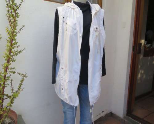 Sporty white sleeveless hooded top in 100% cotton with 4 front pockets.By PENNY C size 46/22.As new