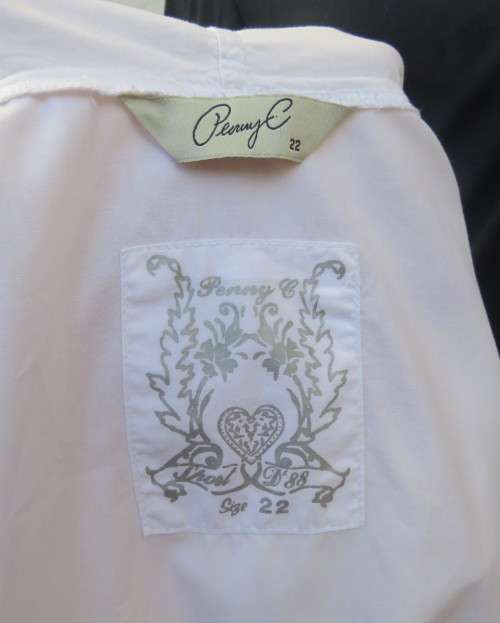 Sporty white sleeveless hooded top in 100% cotton with 4 front pockets.By PENNY C size 46/22.As new