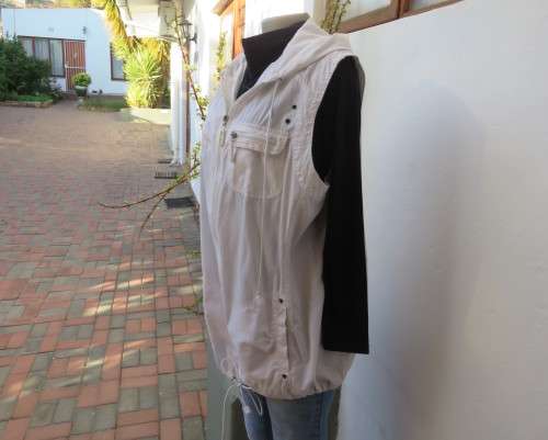 Sporty white sleeveless hooded top in 100% cotton with 4 front pockets.By PENNY C size 46/22.As new