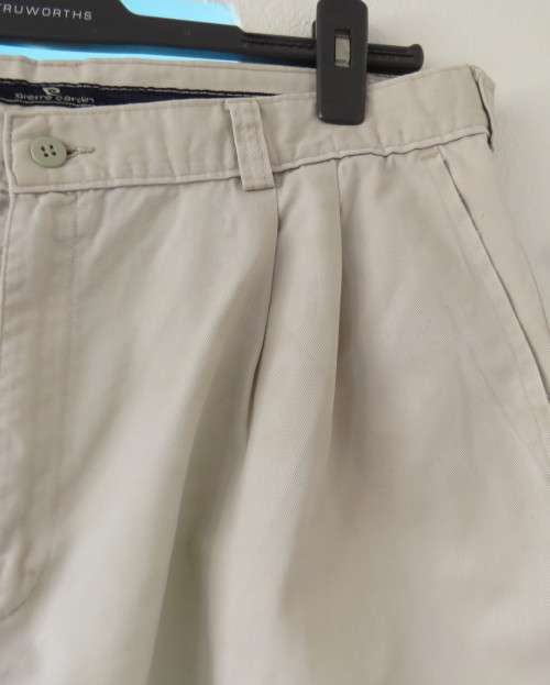 Best quality 100% cotton men`s beige handcrafted shorts size 36 by PIERRE CARDIN. Very good cond.