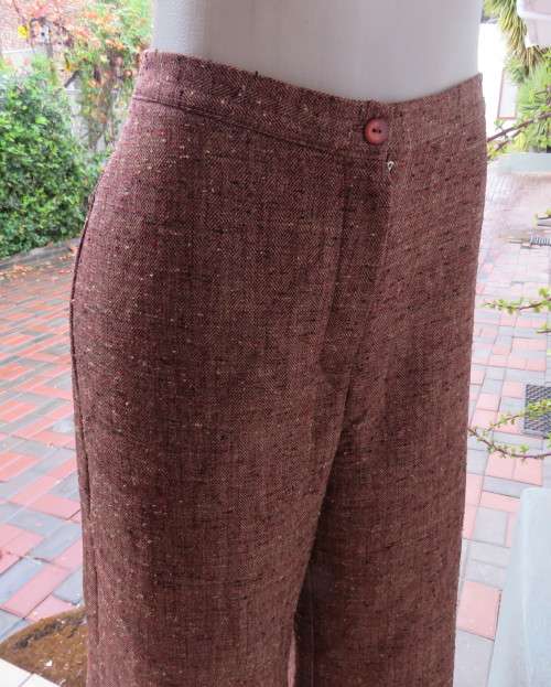 Autumn colour cropped pants in textured tweed fabric.No pockets.Size 40/16. Casual or formal.As new.