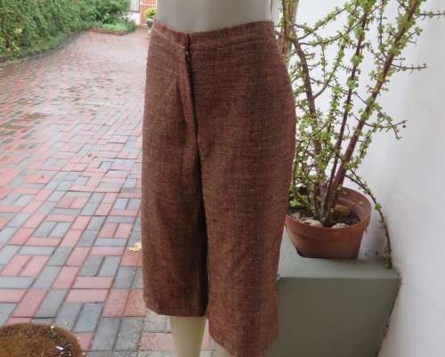 Autumn colour cropped pants in textured tweed fabric.No pockets.Size 40/16. Casual or formal.As new.