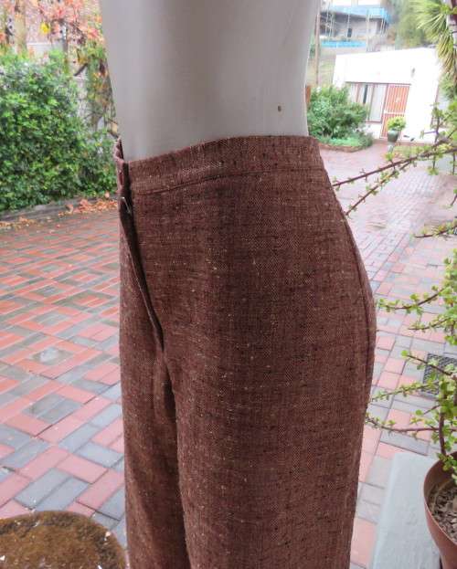 Autumn colour cropped pants in textured tweed fabric.No pockets.Size 40/16. Casual or formal.As new.