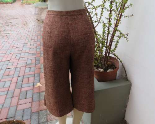 Autumn colour cropped pants in textured tweed fabric.No pockets.Size 40/16. Casual or formal.As new.