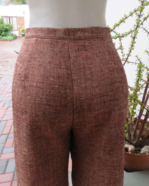 Autumn colour cropped pants in textured tweed fabric.No pockets.Size 40/16. Casual or formal.As new.