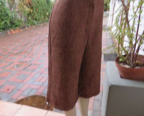 Autumn colour cropped pants in textured tweed fabric.No pockets.Size 40/16. Casual or formal.As new.