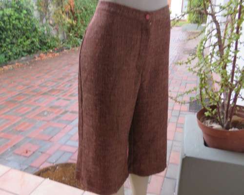 Autumn colour cropped pants in textured tweed fabric.No pockets.Size 40/16. Casual or formal.As new.