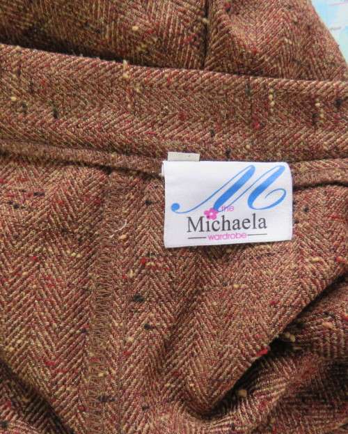 Autumn colour cropped pants in textured tweed fabric.No pockets.Size 40/16. Casual or formal.As new.