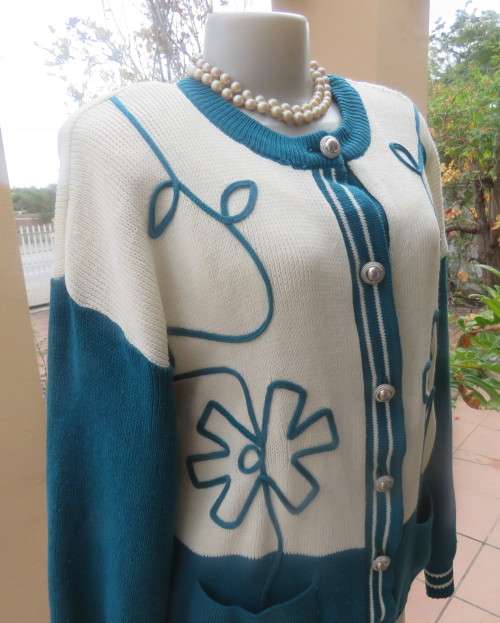 Smart acrylic knit rich cream/dark jade blocked button down decorative knit cardigan.Size 40/42.