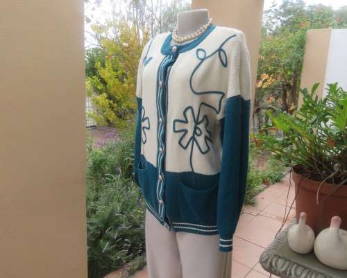 Smart acrylic knit rich cream/dark jade blocked button down decorative knit cardigan.Size 40/42.