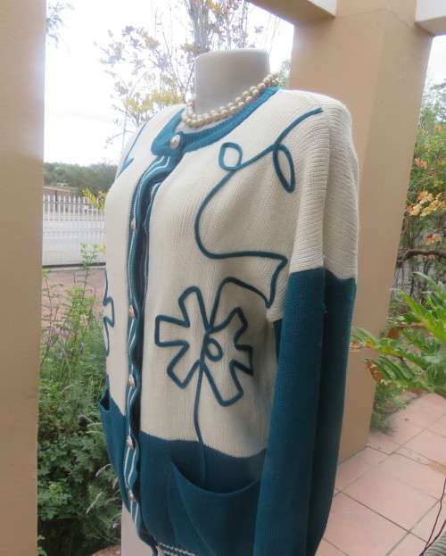 Smart acrylic knit rich cream/dark jade blocked button down decorative knit cardigan.Size 40/42.