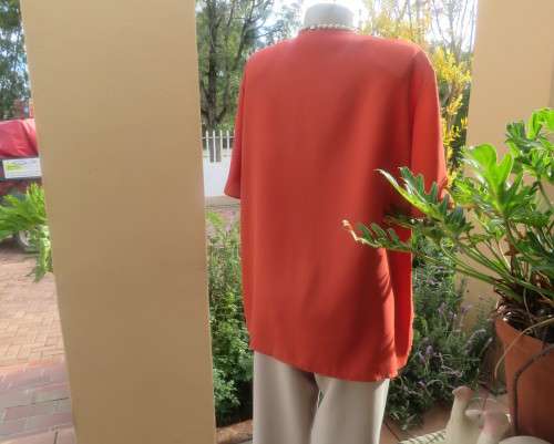 Make a statement in this button down burnt orange top/jacket by RHAPSODY size 44/20. New cond.