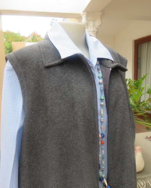 Handy dark grey zip-up fleezy stretch polyester waistcoat by RACHEL in size 46/22. Good condition