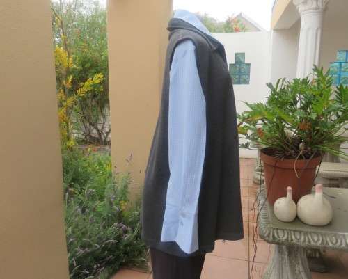 Handy dark grey zip-up fleezy stretch polyester waistcoat by RACHEL in size 46/22. Good condition