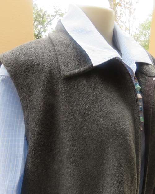 Handy dark grey zip-up fleezy stretch polyester waistcoat by RACHEL in size 46/22. Good condition