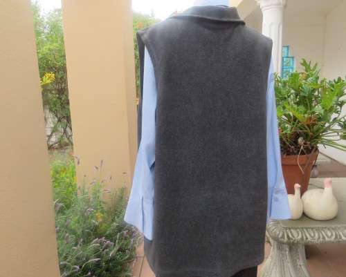 Handy dark grey zip-up fleezy stretch polyester waistcoat by RACHEL in size 46/22. Good condition