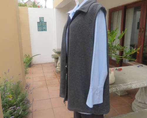 Handy dark grey zip-up fleezy stretch polyester waistcoat by RACHEL in size 46/22. Good condition