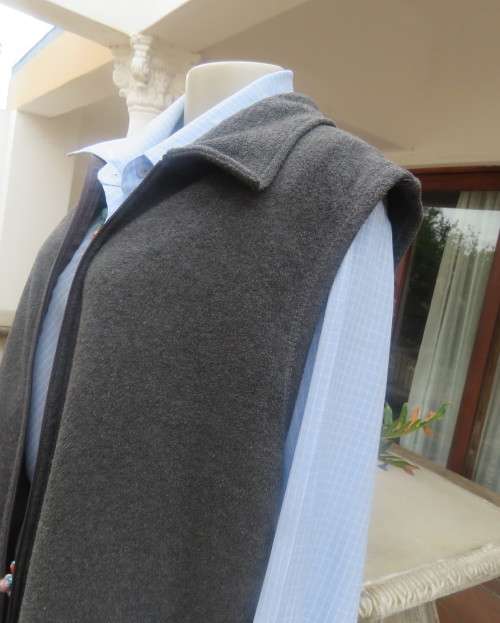 Handy dark grey zip-up fleezy stretch polyester waistcoat by RACHEL in size 46/22. Good condition