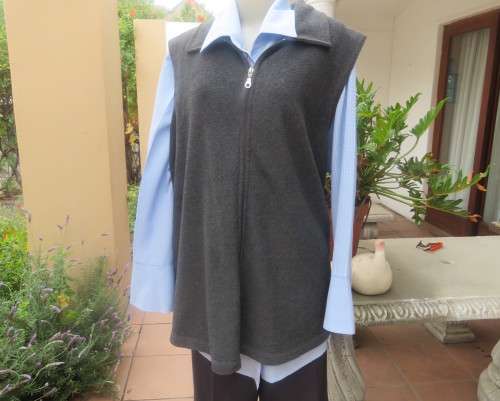 Handy dark grey zip-up fleezy stretch polyester waistcoat by RACHEL in size 46/22. Good condition