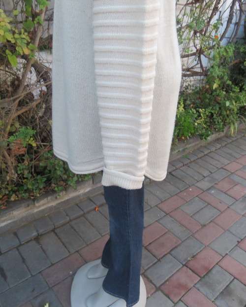 Stunning extra long soft cream acrylic knit long raglan sleeve slip over cardigan. Size 42/18.As new