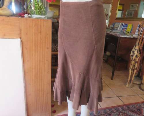Unique curve paneled brown 100% cotton corduroy skirt with flare frilled seam.Size 38/14.As new.