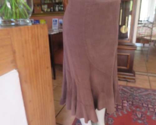 Unique curve paneled brown 100% cotton corduroy skirt with flare frilled seam.Size 38/14.As new.