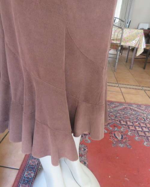 Unique curve paneled brown 100% cotton corduroy skirt with flare frilled seam.Size 38/14.As new.