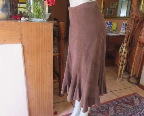 Unique curve paneled brown 100% cotton corduroy skirt with flare frilled seam.Size 38/14.As new.