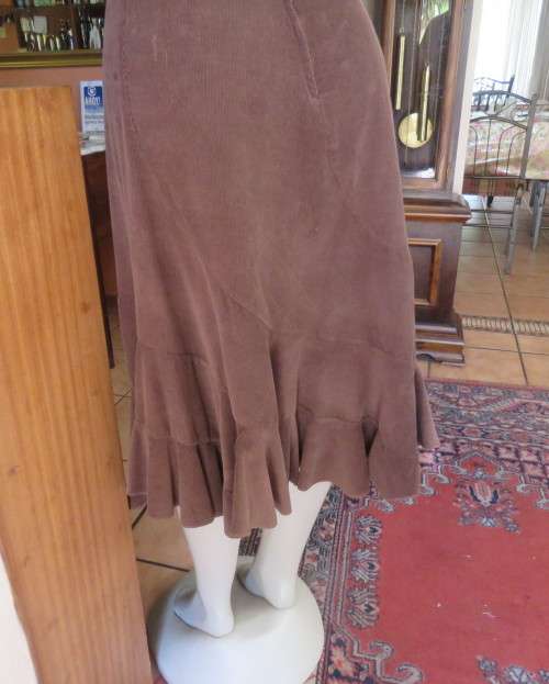 Unique curve paneled brown 100% cotton corduroy skirt with flare frilled seam.Size 38/14.As new.