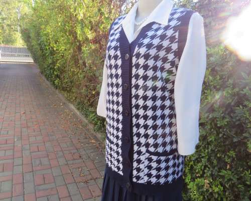 Elegant vintage V neck navy/white houndstooth knitted sleeveless cardigan.By SAN MARTINO size 36/38
