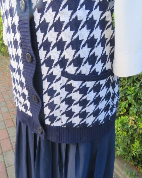 Elegant vintage V neck navy/white houndstooth knitted sleeveless cardigan.By SAN MARTINO size 36/38