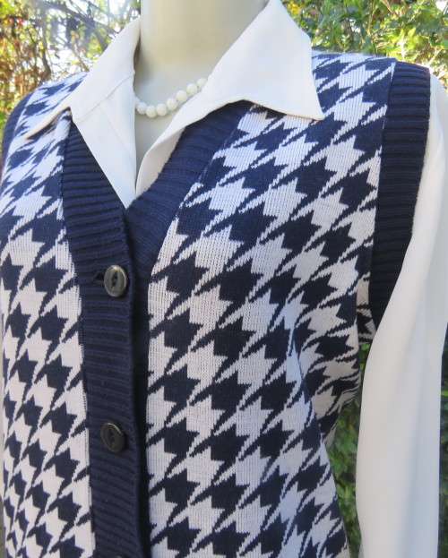Elegant vintage V neck navy/white houndstooth knitted sleeveless cardigan.By SAN MARTINO size 36/38