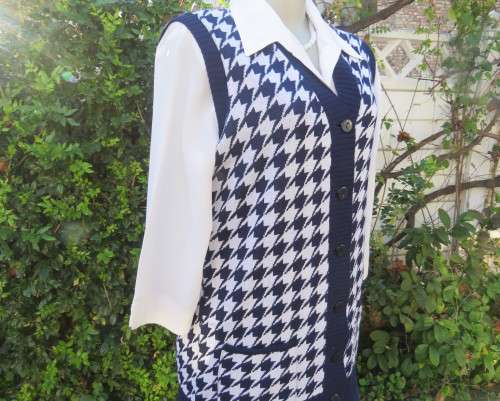 Elegant vintage V neck navy/white houndstooth knitted sleeveless cardigan.By SAN MARTINO size 36/38