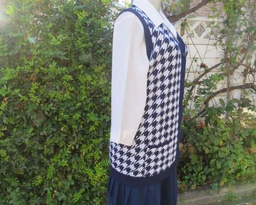 Elegant vintage V neck navy/white houndstooth knitted sleeveless cardigan.By SAN MARTINO size 36/38