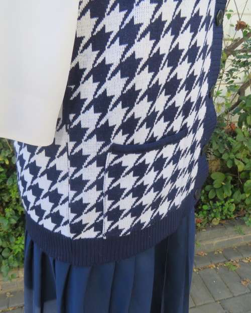 Elegant vintage V neck navy/white houndstooth knitted sleeveless cardigan.By SAN MARTINO size 36/38