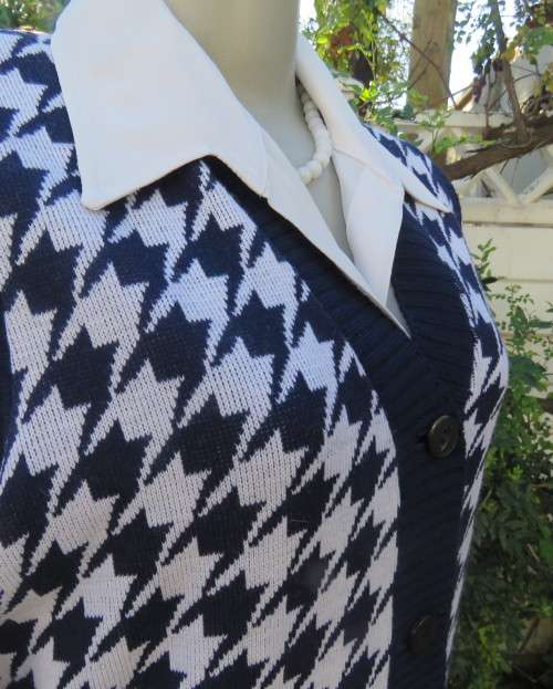 Elegant vintage V neck navy/white houndstooth knitted sleeveless cardigan.By SAN MARTINO size 36/38