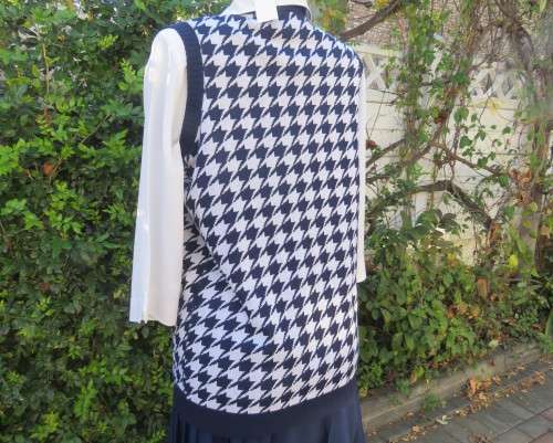 Elegant vintage V neck navy/white houndstooth knitted sleeveless cardigan.By SAN MARTINO size 36/38