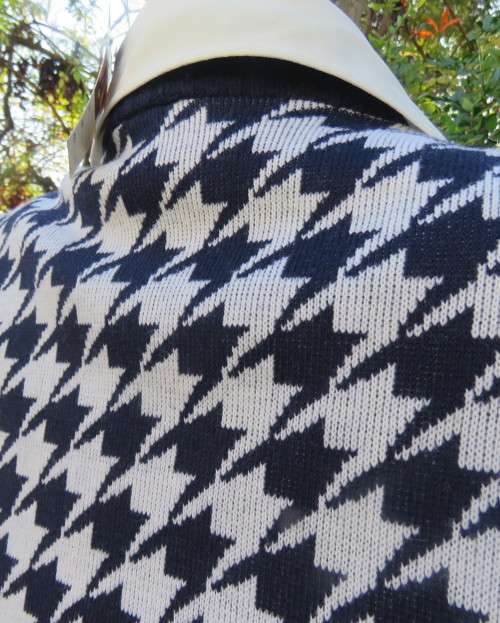 Elegant vintage V neck navy/white houndstooth knitted sleeveless cardigan.By SAN MARTINO size 36/38