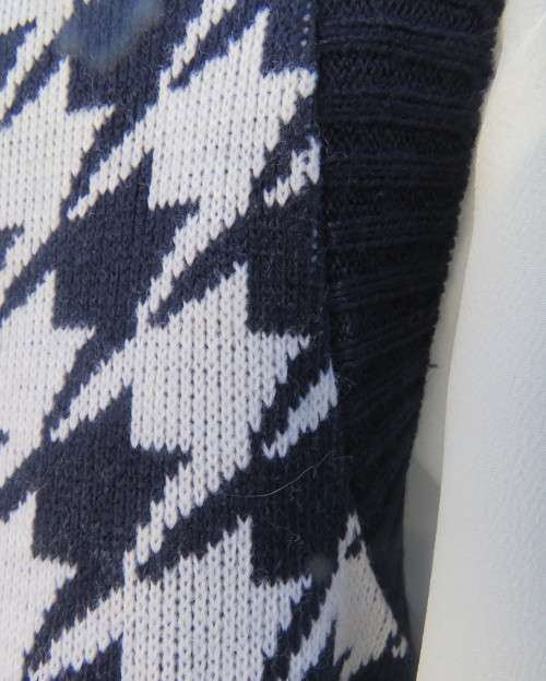 Elegant vintage V neck navy/white houndstooth knitted sleeveless cardigan.By SAN MARTINO size 36/38