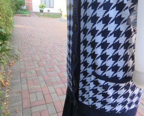 Elegant vintage V neck navy/white houndstooth knitted sleeveless cardigan.By SAN MARTINO size 36/38