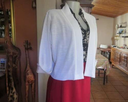 Simply classic acrylic knit cover up white top/jacket with elbow length sleeves.Size 42/18, As new