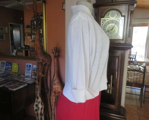 Simply classic acrylic knit cover up white top/jacket with elbow length sleeves.Size 42/18, As new