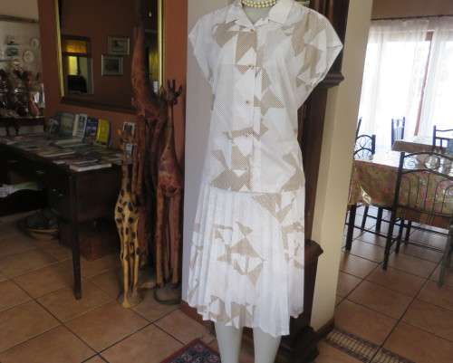 Cool vintage 2 piece skirt suit. White/light brown graphic pattern.Size 42/18 Miss LYNN by MANHATTAN