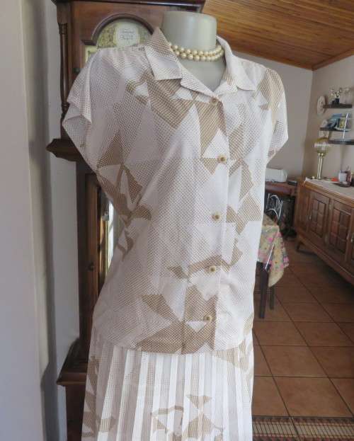 Cool vintage 2 piece skirt suit. White/light brown graphic pattern.Size 42/18 Miss LYNN by MANHATTAN