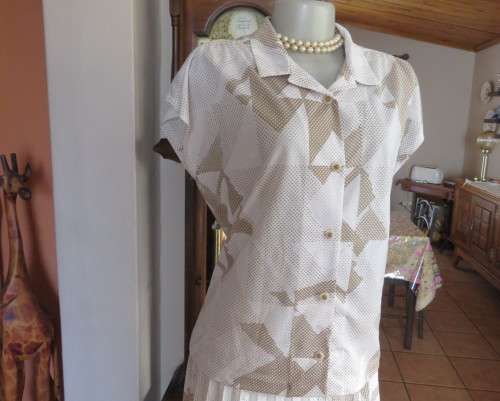 Cool vintage 2 piece skirt suit. White/light brown graphic pattern.Size 42/18 Miss LYNN by MANHATTAN